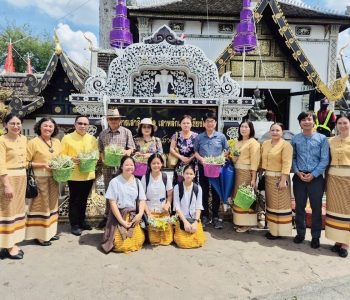 รร.หอพระ สืบสานประเพณีใส่ขันดอกบูชาเสาอินทขิล
