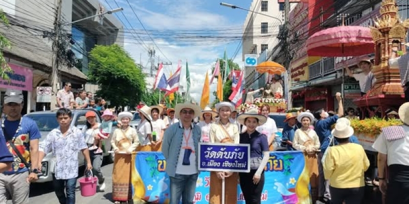 รร.หอพระ ร่วมเดินขบวนในนาม วัดดับภัย ร่วมงานสรงน้ำพระพุทธสิหิงค์