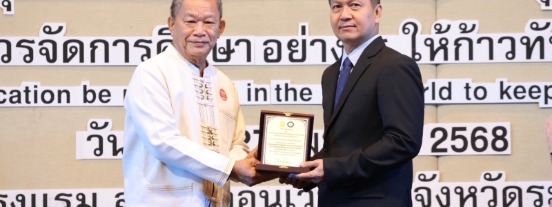 ประธานคณะกรรมการสถานศึกษา รร.หอพระ รับโล่ดีเด่น